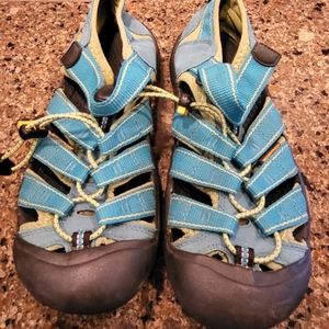 Keen teal sandle size 5